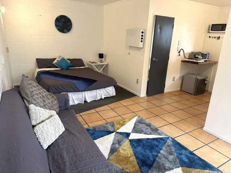 2 / 58 School Road Paihia_11