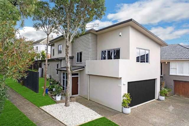 Modern Family Living in Prestigious One Tree Hill
