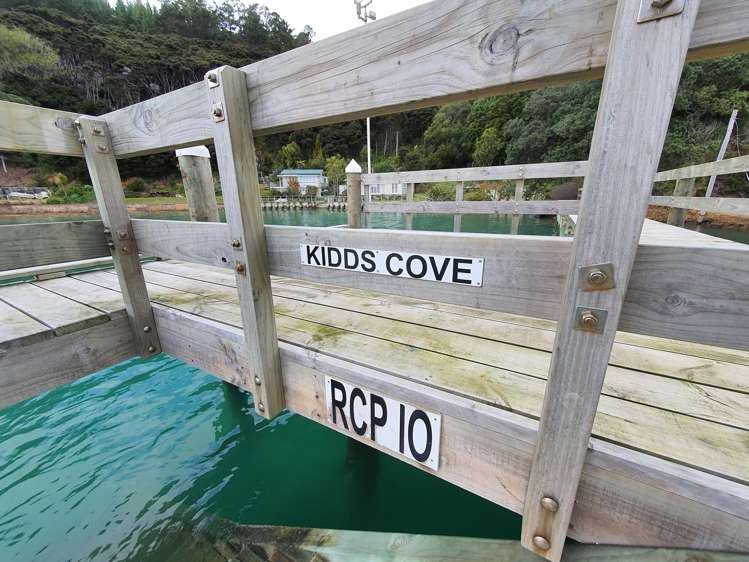 219-222/DP7675 Bon Accord Harbour Kawau Island_13