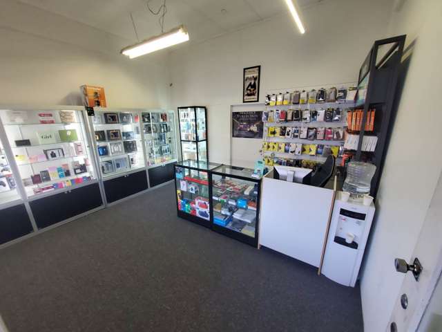 PAPATOETOE SHOP FOR LEASE