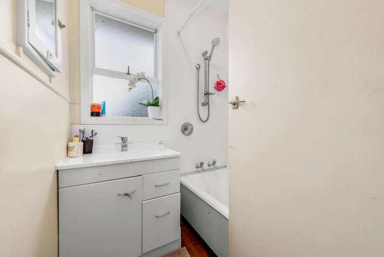 23 Tindall Crescent Otara_10