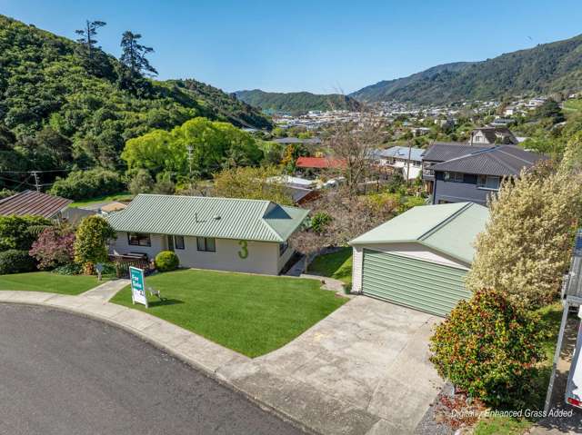 Charming Home in a Wonderful Green Setting!