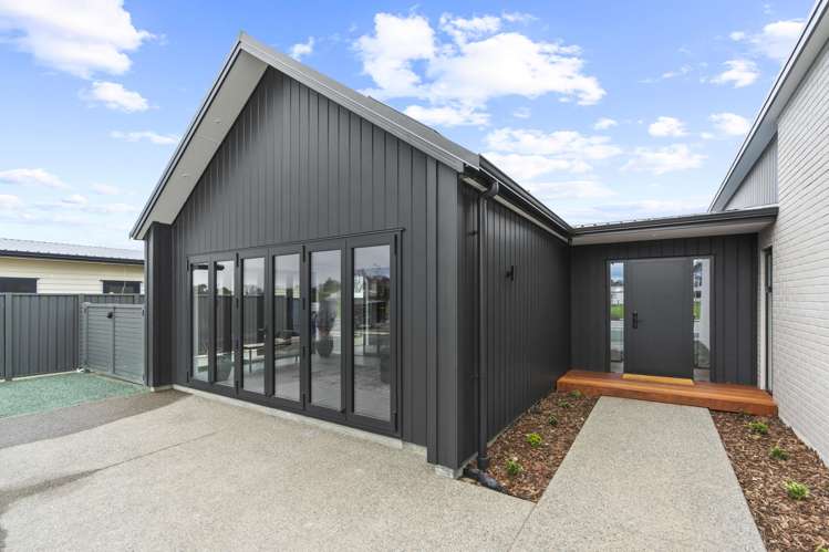 10 Sir Bob Charles Drive_1