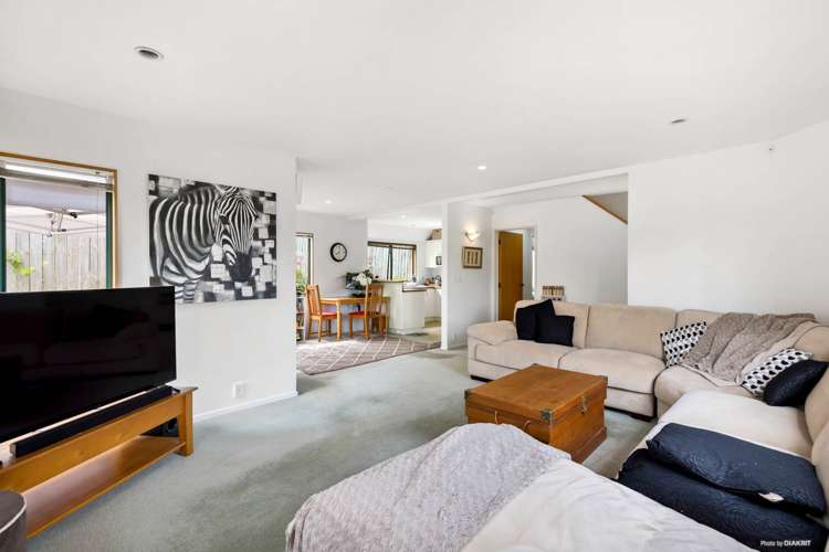 2/4 Bond Crescent Forrest Hill_8