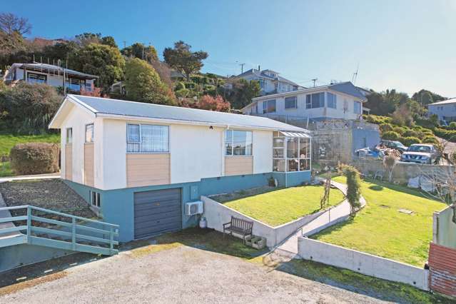 INVEST OR NEST - TOWNHOUSE IN A PRIME LOCATION!