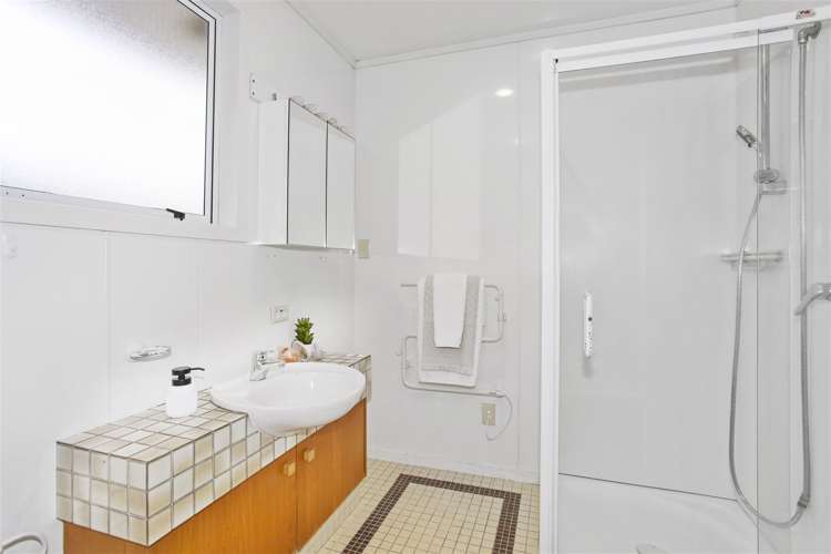 8 Callis Avenue Opaheke_16