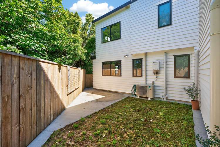 15B Rowe Parade Wainuiomata_23