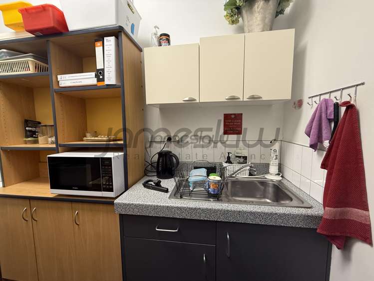 9B/219 Moore Street Howick_6