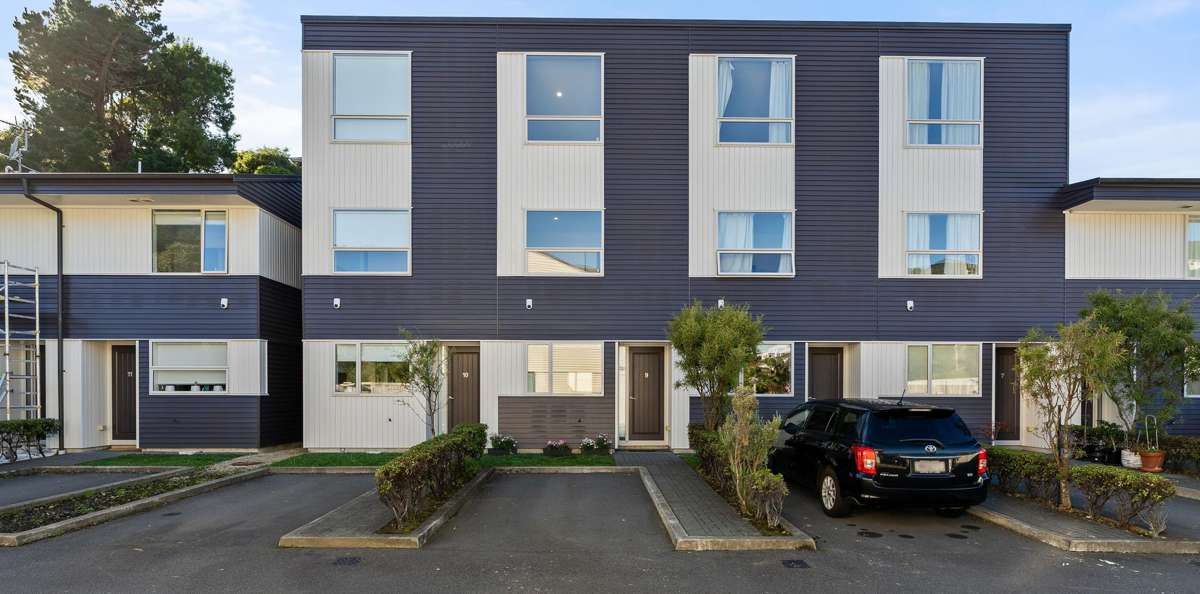 9/8 Thatcher Crescent_0