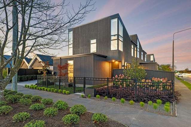 FULLY FURNISHED EXECUTIVE TOWNHOUSE IN PRIME LOCATION!
