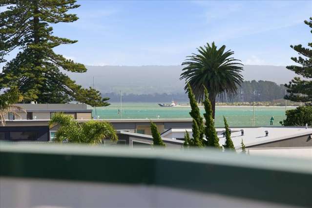 Coastal Living in Mount, 4 Parking