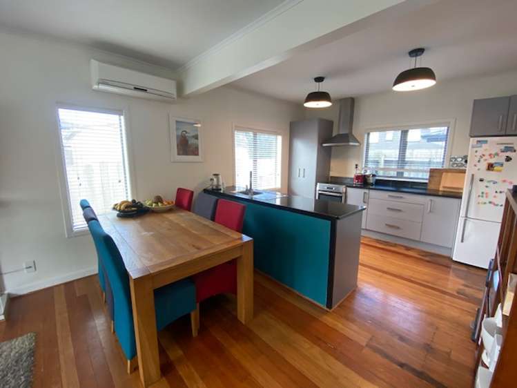 8 Ropata Avenue Point England_7