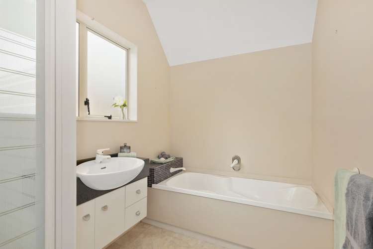 2/10 Military Road Boulcott_14