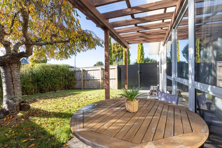 2/7 Weathers Place Taradale_14