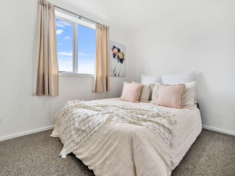 2/8 Mila Paige Close Glenview_17