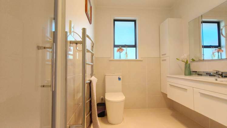 7 Cobham Crescent Kelston_13