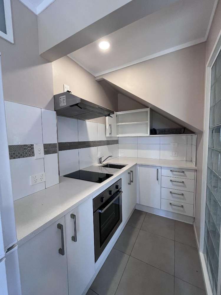 16 Kerlin Cres (left unit) West Harbour_2