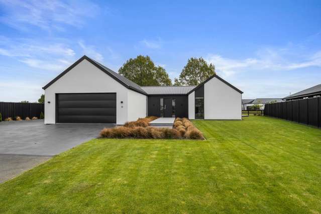 Stylish at stunning Lake Hood