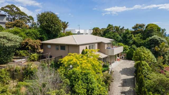 Family hilltop home with expansive views in Nelson