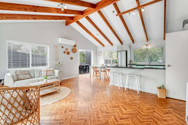 Quiet cul-de-sac with sunny woodland view