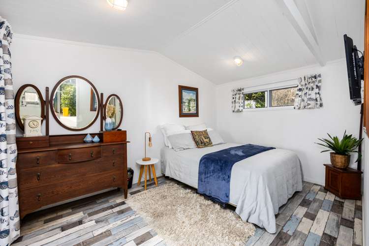 11 Piccadilly Circus Snells Beach_23