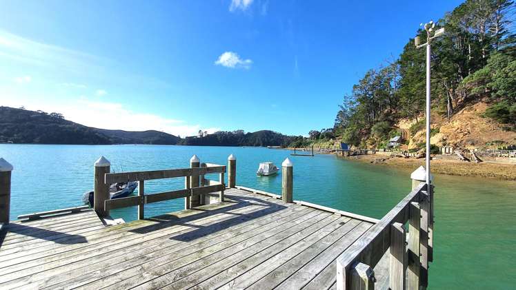 219-222/DP7675 Bon Accord Harbour Kawau Island_15