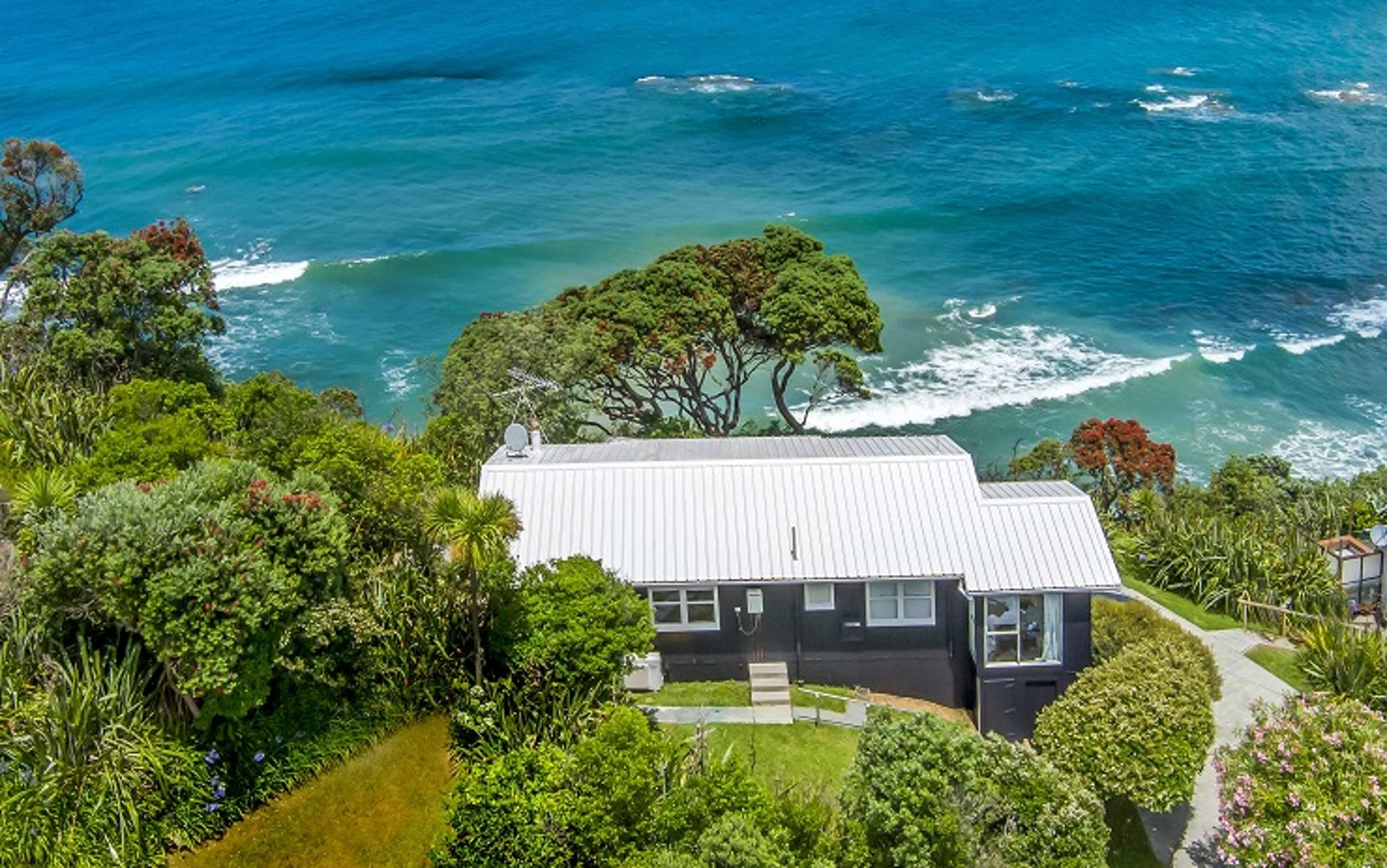 Cliff-top bach sells for $3m – nearly $2m above CV