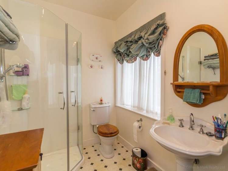 56 Barton Road Heretaunga_16