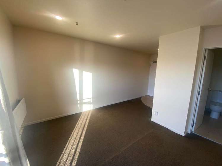 5p/10 Crown Lynn Place New Lynn_4