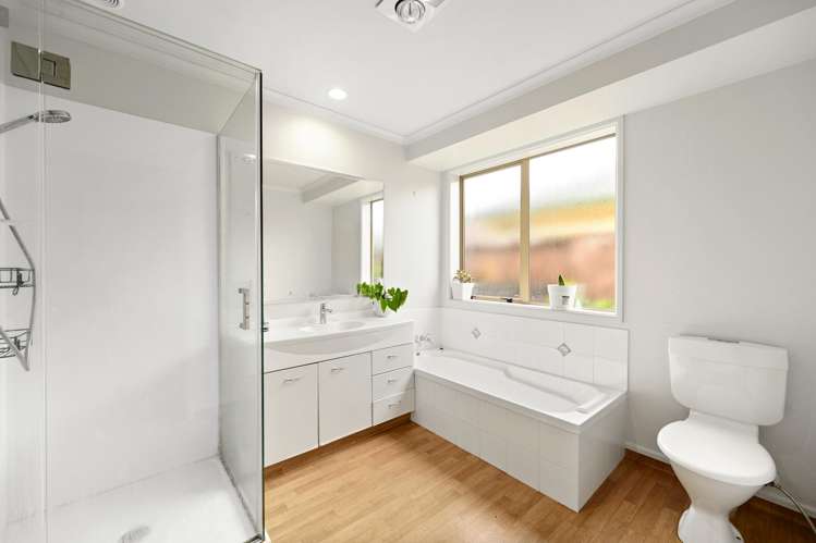 221 Old Farm Road Hamilton East_12