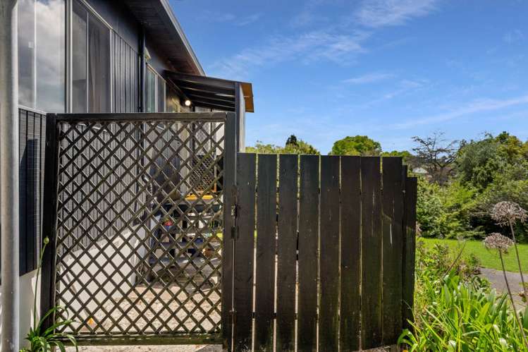 2/14 Downing Street Glenfield_24