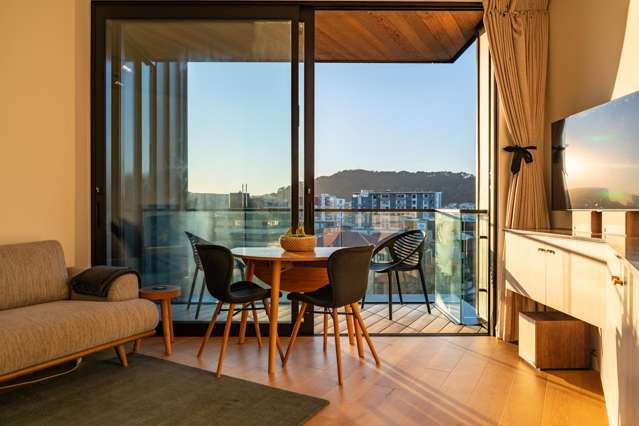 SUNNY, NEAR-NEW CITY PAD
