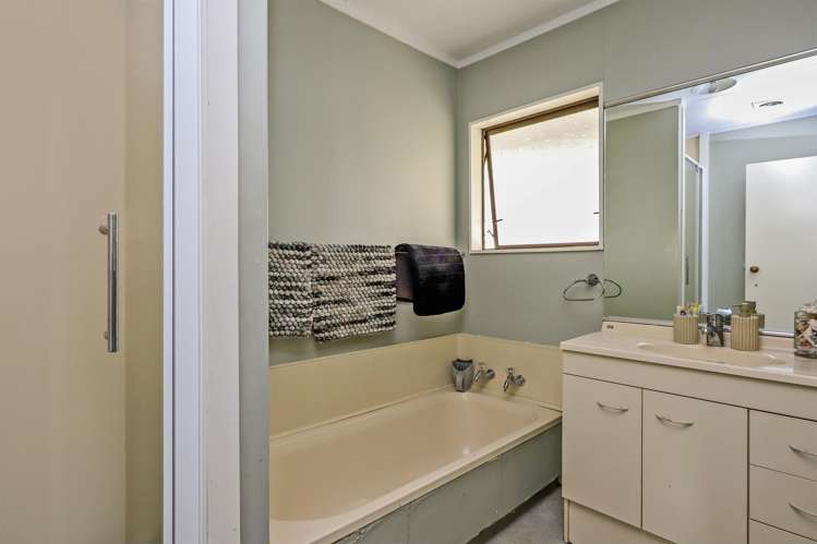 44 Whiting Crescent Greenmeadows_11