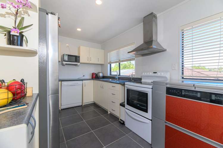 2/109 Target Road Totara Vale_6