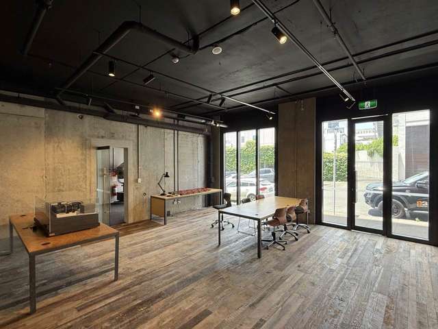 SUAVE OFFICE WITH COURTYARD