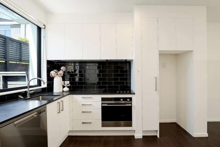 17/37 Glen Atkinson Street_1