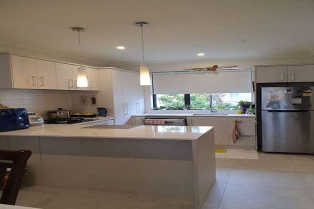 3-Bedroom Flat Bush Home + Upstairs Living Space