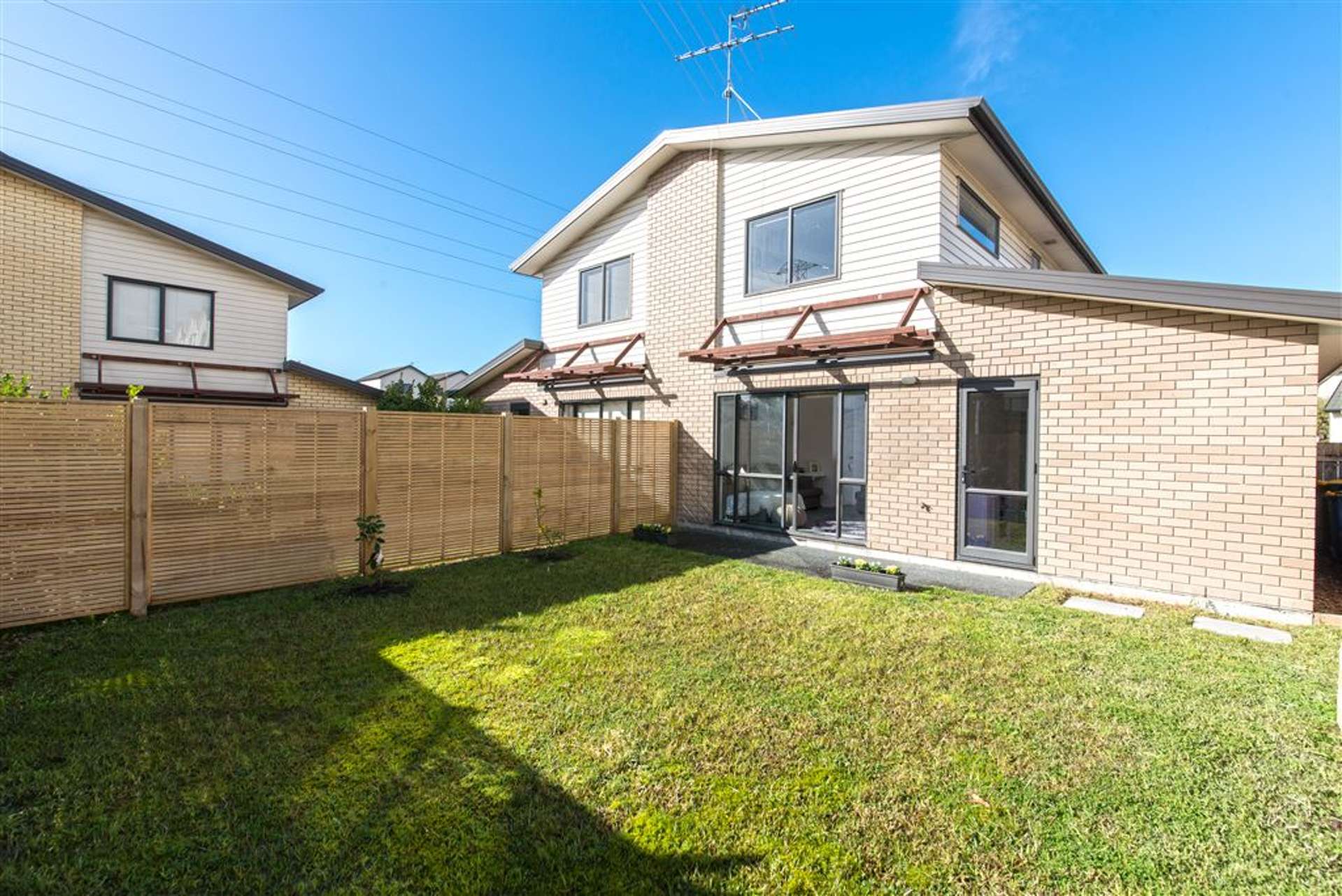 2/172 Mcleod Road Te Atatu South_0