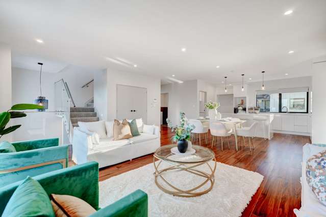 Prestigious New Lynn Residence !!