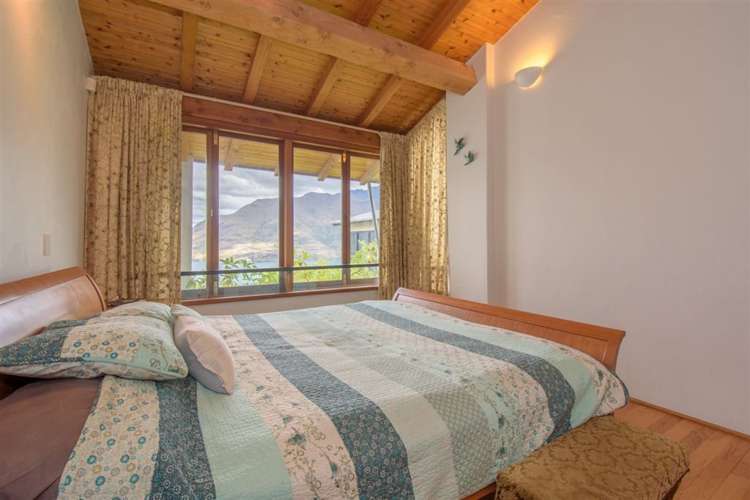 143 Wynyard Crescent Fernhill/Sunshine Bay_18