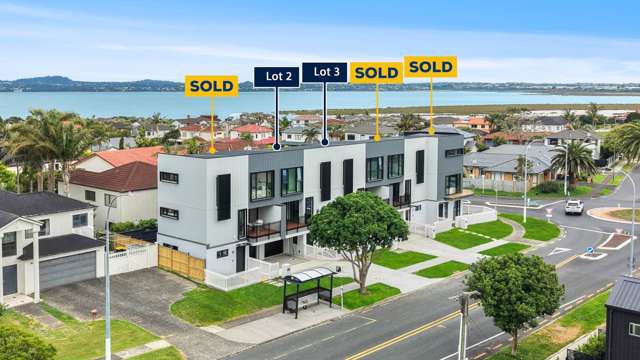 6 Star Design-Living With Coastal Views!