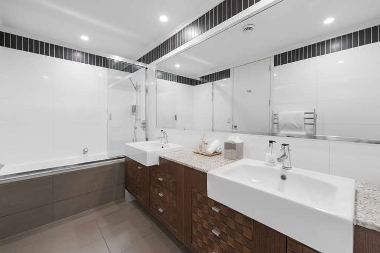 1/225 Lake Terrace Waipahihi_17