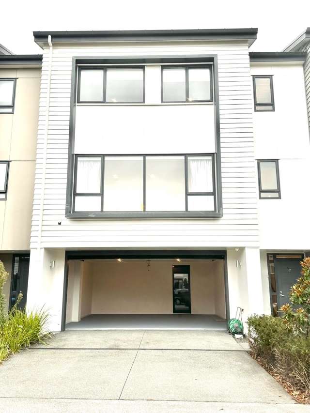 IMMACULATE TOWNHOUSE