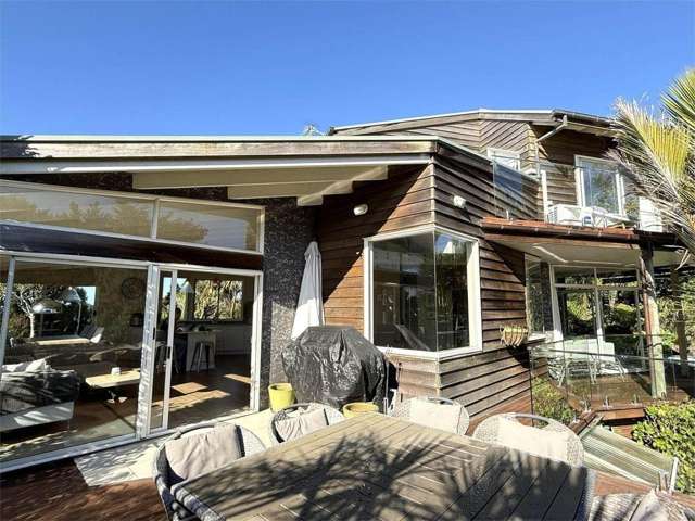 4 Bedrooms in Lucas Heights , Maintained pool Included