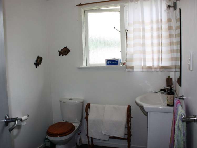 31 Main Road Owaka_11