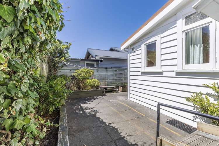 124 Apu Crescent Lyall Bay_7