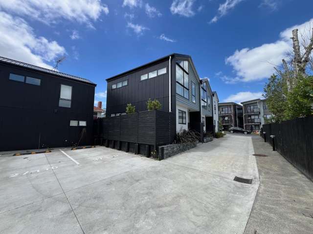 2/110 Kervil Avenue Te Atatu Peninsula_1