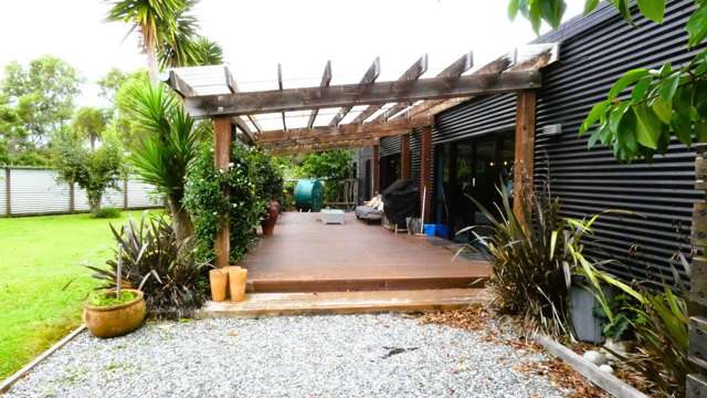 Modern Living Meets Tranquil Privacy