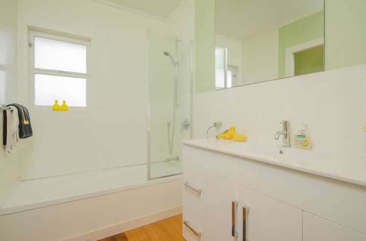 1 Helga Crescent Te Atatu Peninsula_16