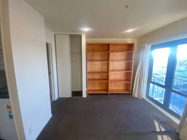 5p/10 Crown Lynn Place New Lynn_6